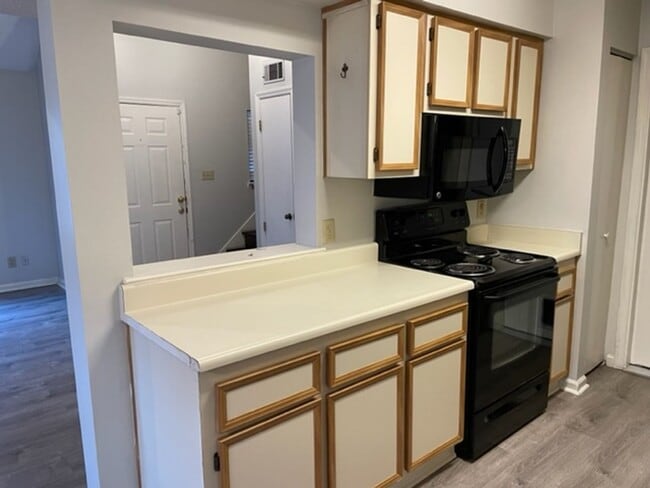 Building Photo - Cute 2 bedroom, 2 bath