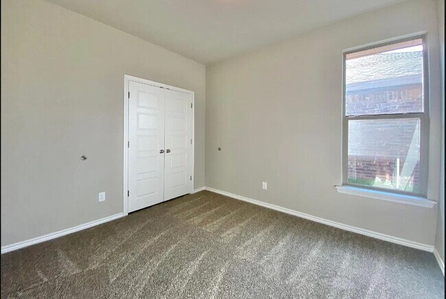 Building Photo - Upscale Flair Located in Burgamy Park!