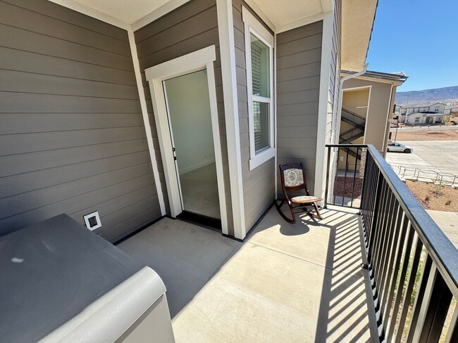 Building Photo - 3 Bed Condo In Desert Color!