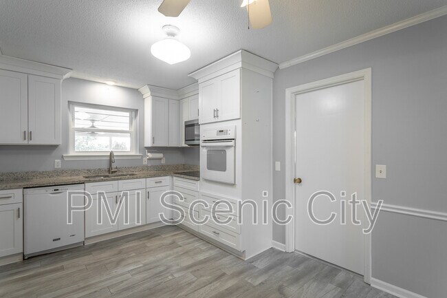 Building Photo - 8140 Holly Crest Dr