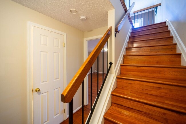 Building Photo - Great 3 BD 3.5 BA Townhome in a great location!