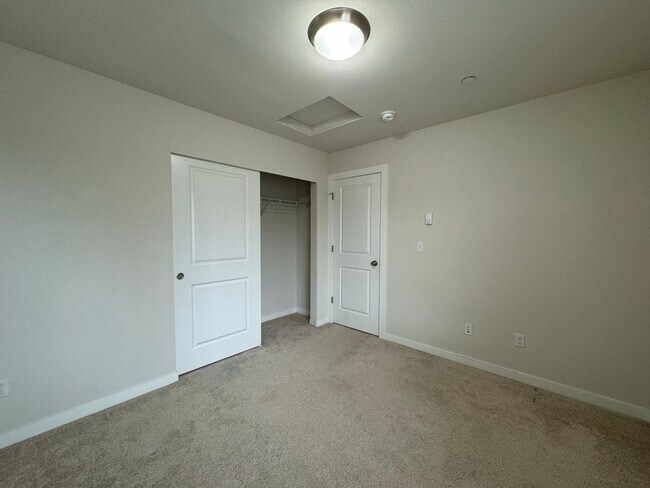 Building Photo - Modern Lynnwood 2BD/2.5BTH Townhome for Lease! Small Pet Friendly!