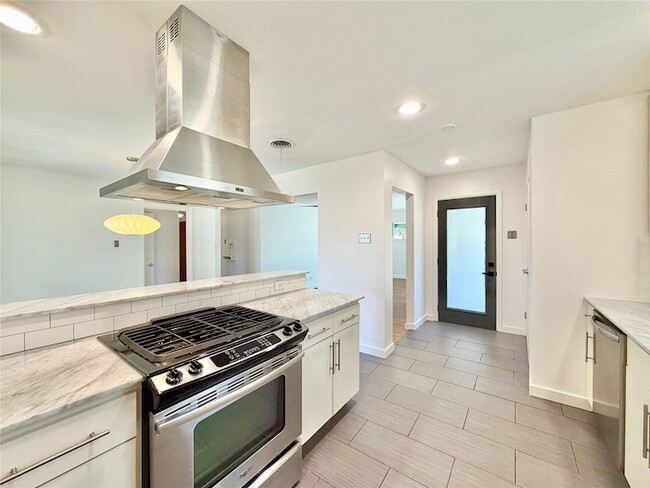 Building Photo - 2223 Forest Oaks Dr
