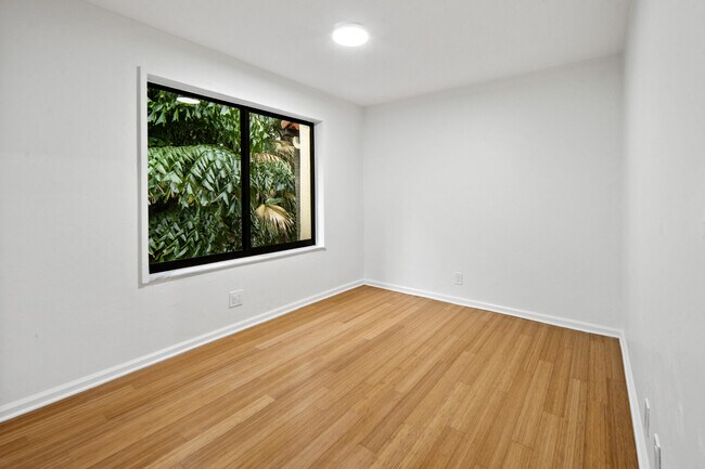 Building Photo - 19 Vía Lago