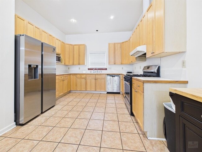 Building Photo - 109 W 38th St