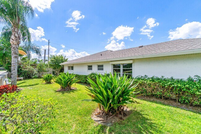 Building Photo - 10990 Greentrail Dr S