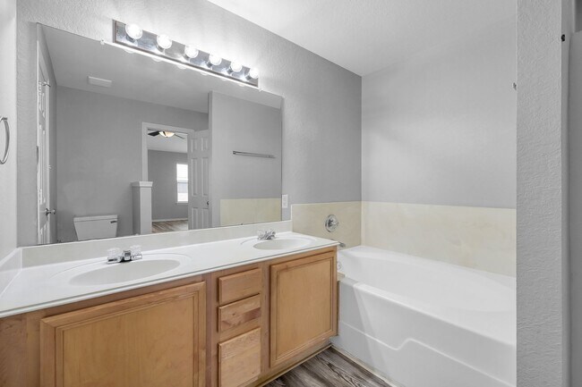Building Photo - Cozy and quiet 4 bed 2 bath