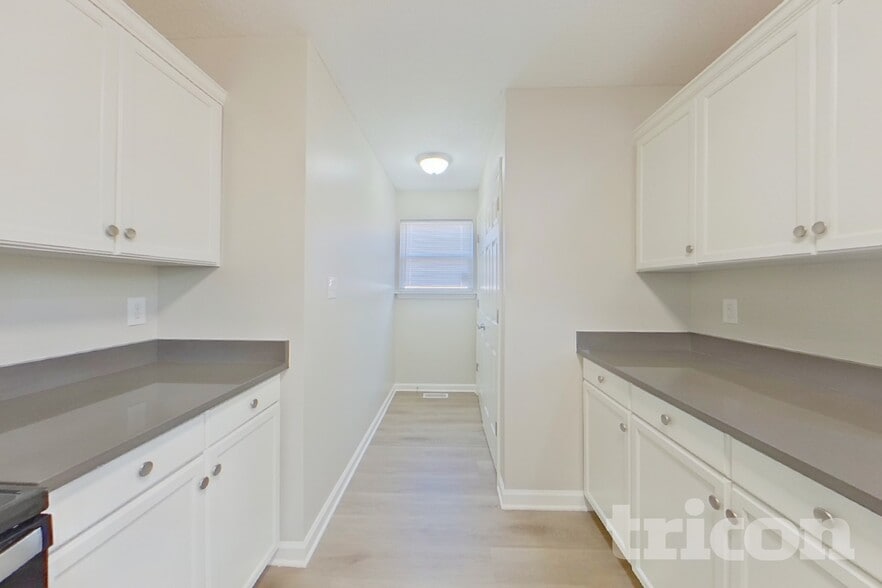 Building Photo - 2425 Saluda Dr