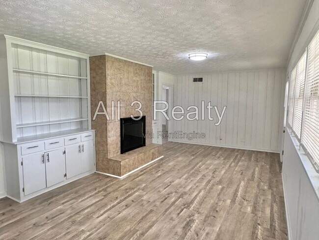 Building Photo - 2557 Woodley Rd