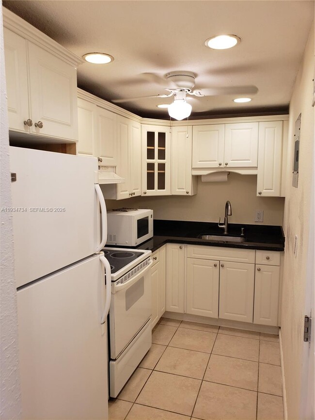 Building Photo - 200 S Birch Rd