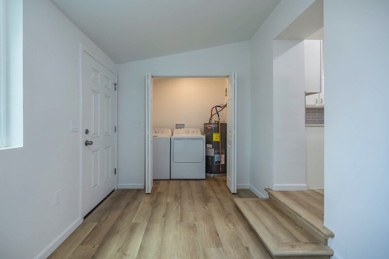 Building Photo - 948 E Waverly St