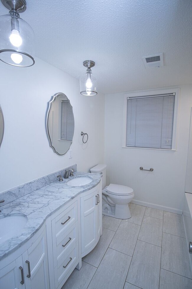 Building Photo - Renovated 5BR Home Minutes from Downtown Columbia | Two Full Kitchens + Fenced Yard ~ Available M...