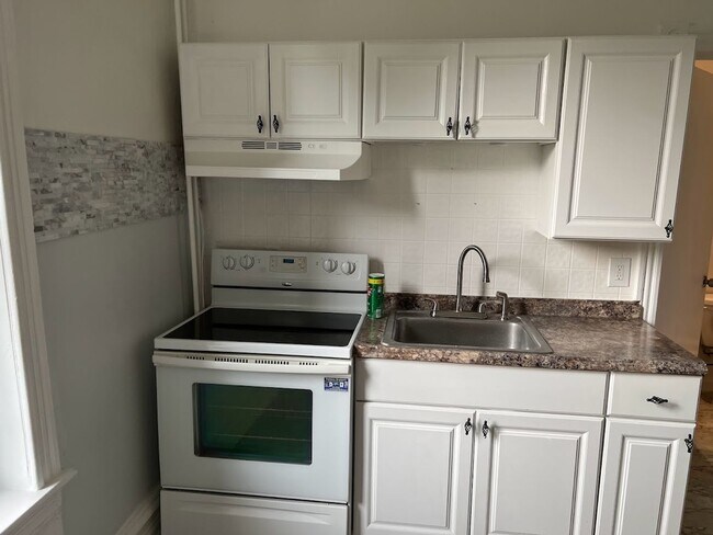 Building Photo - Spacious 4/5 Bedroom Home