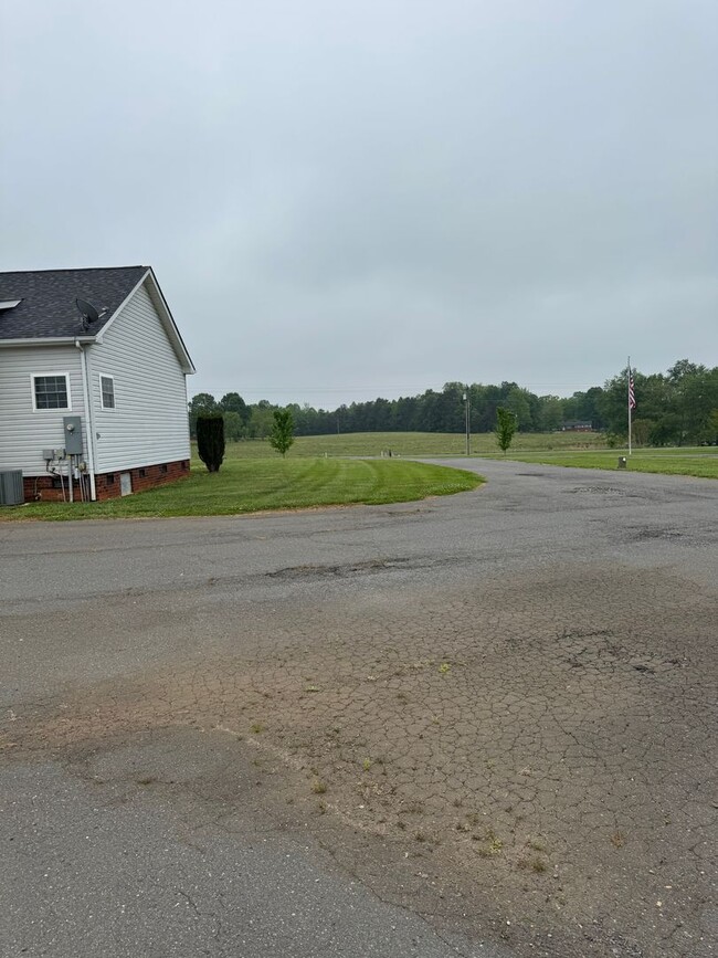Building Photo - Charming 3 Bed, 2 Bath Home in Maiden – Pe...