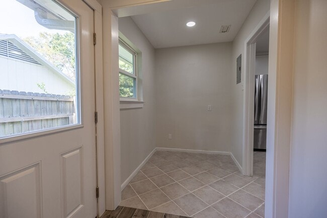 Building Photo - Newly Remodeled Fairhope Cottage Near Downtown!