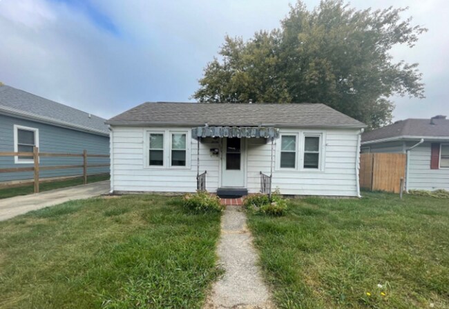 Building Photo - Charming 2BR Home with 1-Car Attached Garage, Hardwood Floor, and Washer/Dryer Provided!