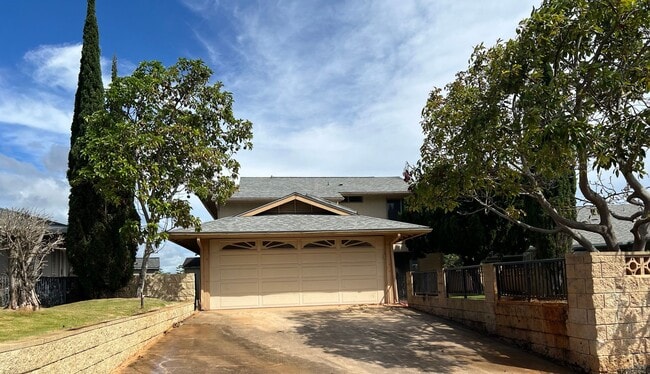 Primary Photo - Spacious 5br/2.5ba House w/enclosed yard &...