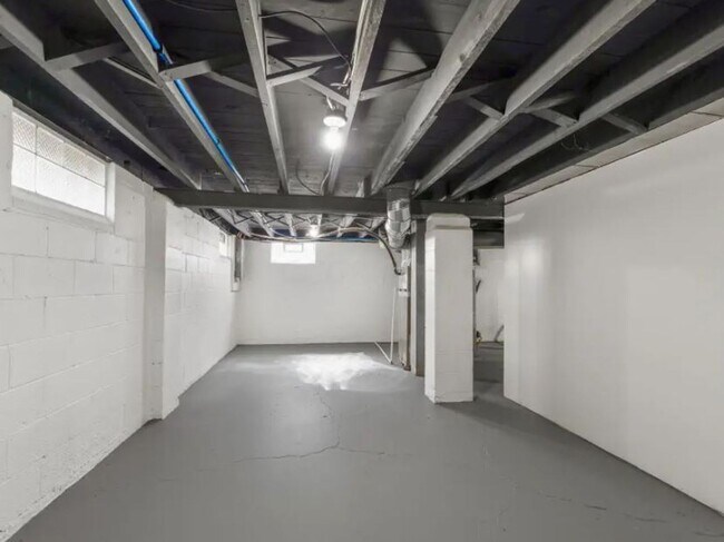 Building Photo - Cape Cod Style 3 Bedroom Home - Newly Remodeled All Throughout!