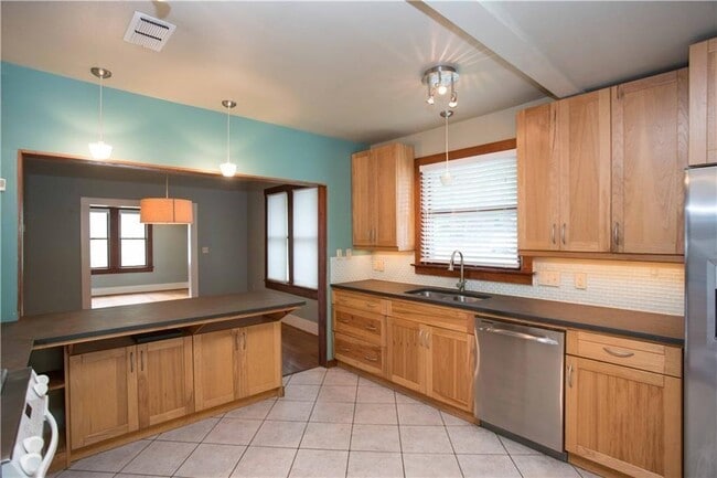 Building Photo - 1214 W 8th St