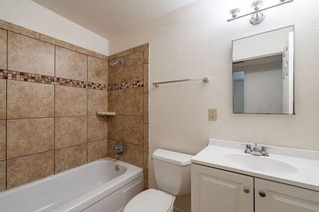 Building Photo - 3 bed/2bath home with large backyard.