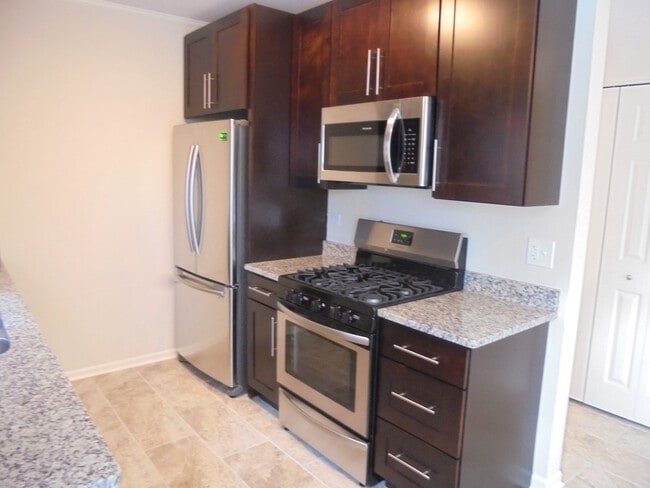 Building Photo - 1202 N Village Dr