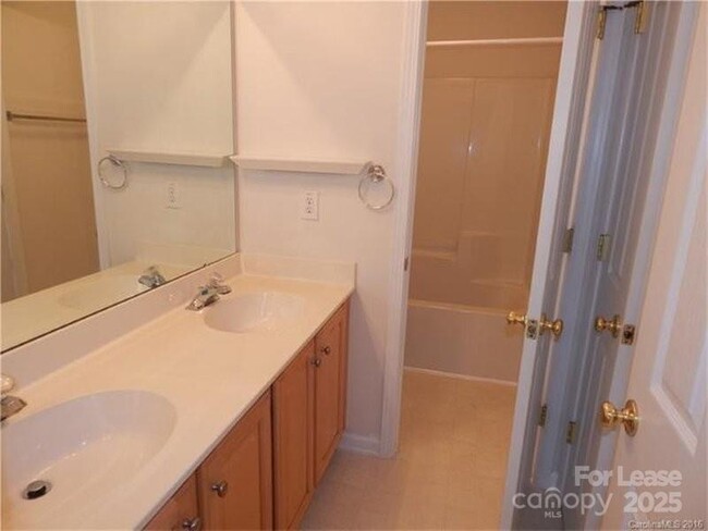 Building Photo - 17130 Cambridge Woods Ct