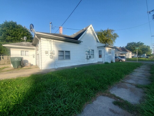 Building Photo - Recently Renovated