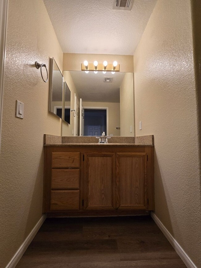 Building Photo - 1 bed, 1 bath condo with 2 car garage!!!
