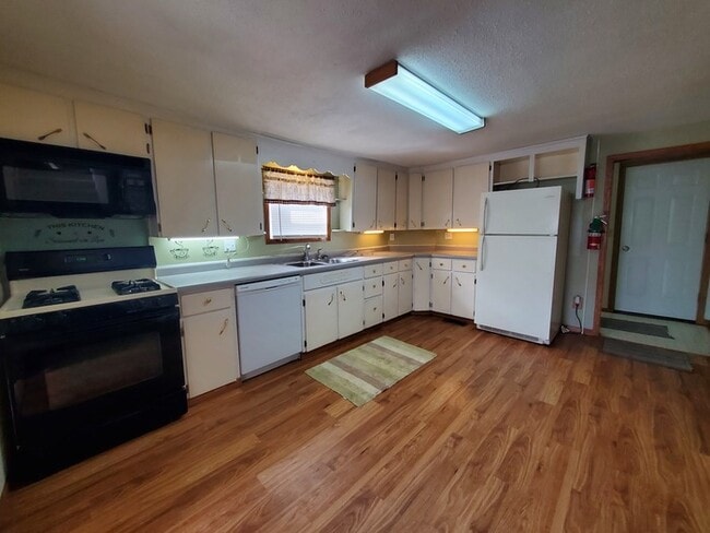 Building Photo - 301 Leonard Ave