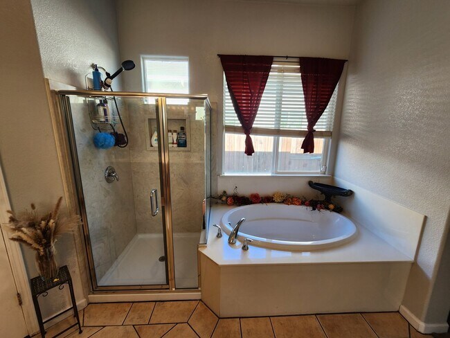 Building Photo - Beautiful Newman Home!
