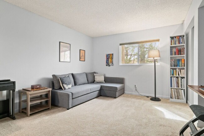 Building Photo - Great 2 bed 2 bath town house centrally lo...