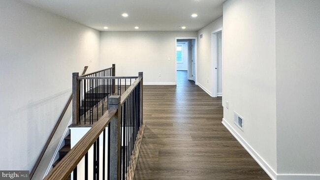 Building Photo - 240 Lilac St