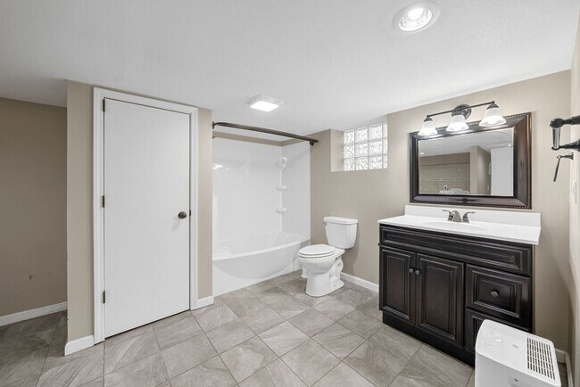 Building Photo - 2056 Lintwood Dr