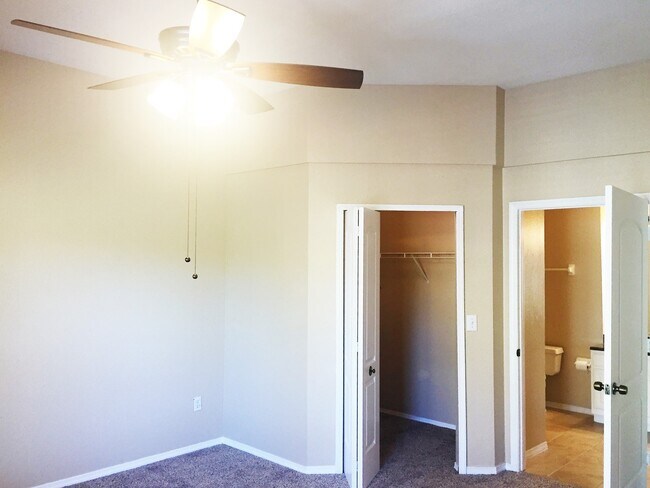 Building Photo - Beautiful 3 bedroom 2 Bath Townhome