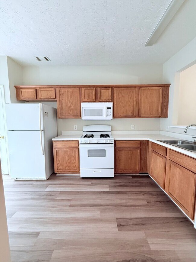 Building Photo - Large townhome in downtown Dawsonville