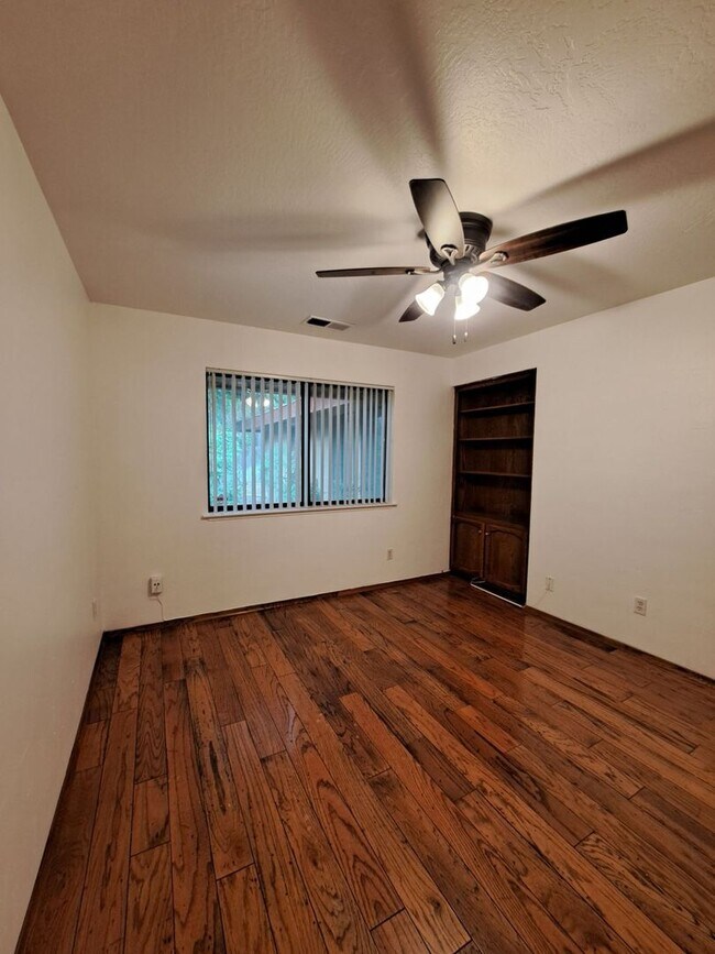 Building Photo - MOVE IN SPECIAL: Half OFF the 1st Month's ...