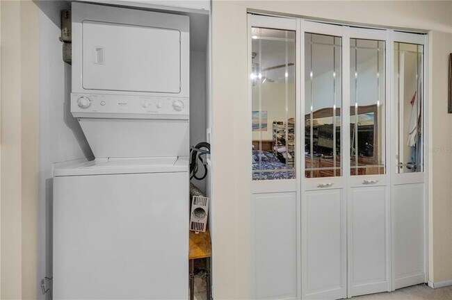 Building Photo - 2428 Columbia Dr