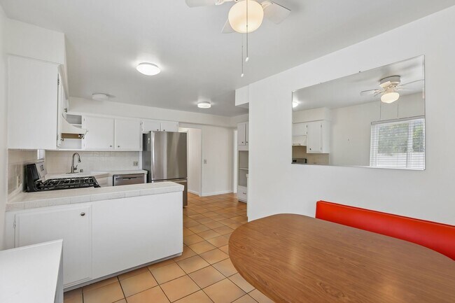 Building Photo - 3Bd/2ba Home w/parking in Santa Monica
