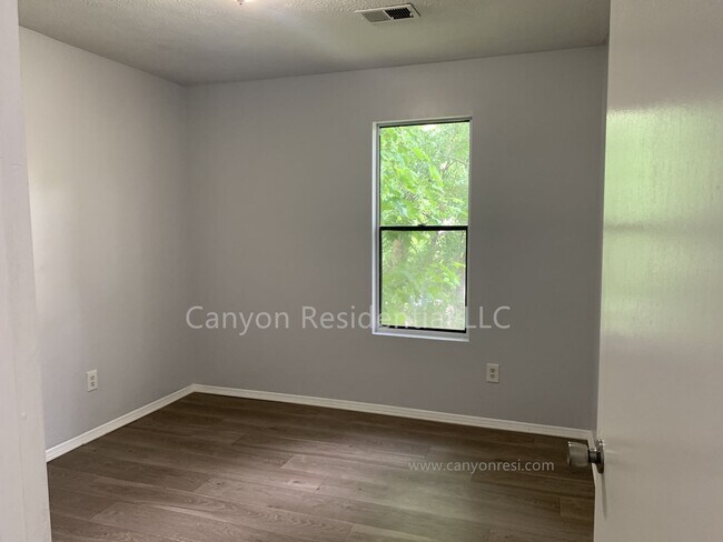 Building Photo - Beautiful 3b Room!Move in ready!