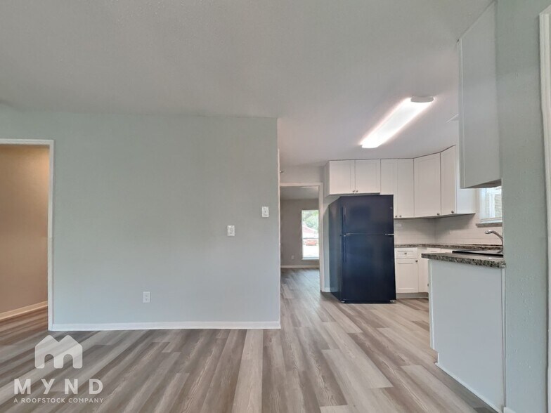 Building Photo - 6607 Escondido Dr