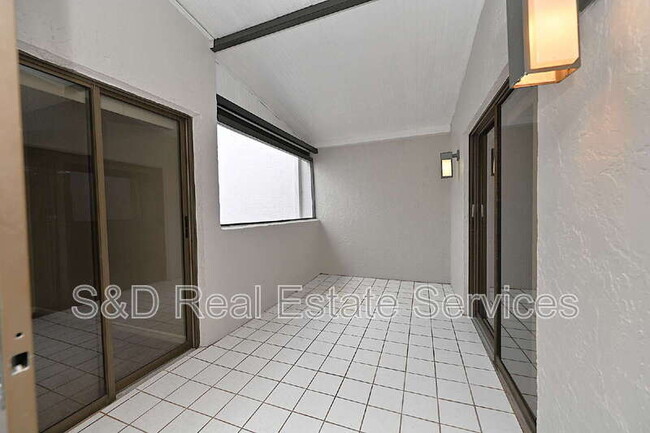 Building Photo - 1808 Village Ct