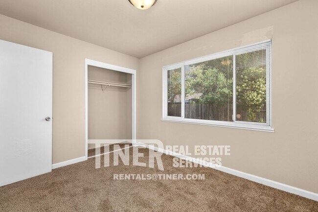 Building Photo - Sunny North Highlands Home