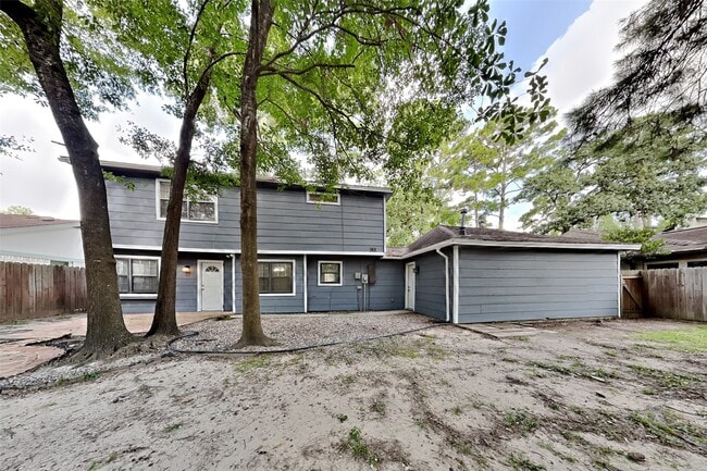 Building Photo - 14922 Spring Lake Dr