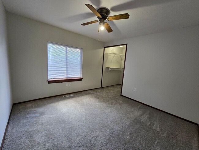Building Photo - 3 Bedroom home in Mackinaw!