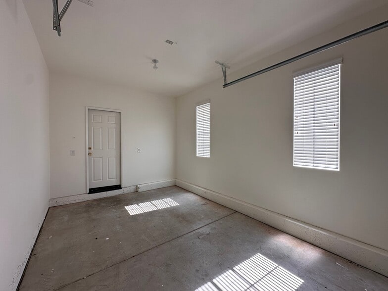 Building Photo - 23424 Caliente Springs Ave