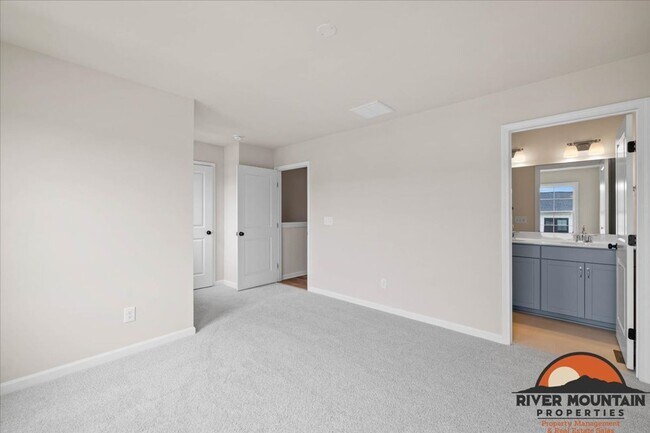 Building Photo - Charming Townhome with Garage and Bonus Room