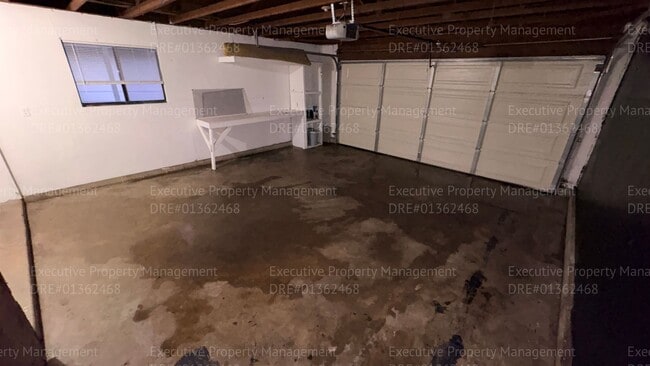 Building Photo - 3 bedroom/ 2 bathroom home nestled in a cul-de-sac.