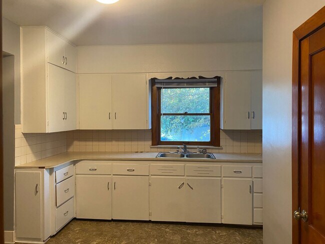 Building Photo - 717 5th Street