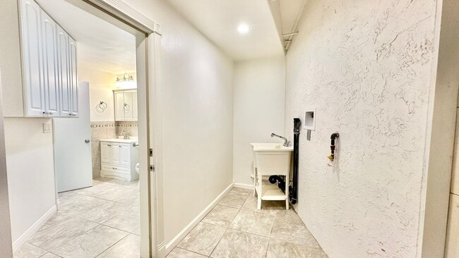 Building Photo - Beautiful, Single Story, Private Entry, De...