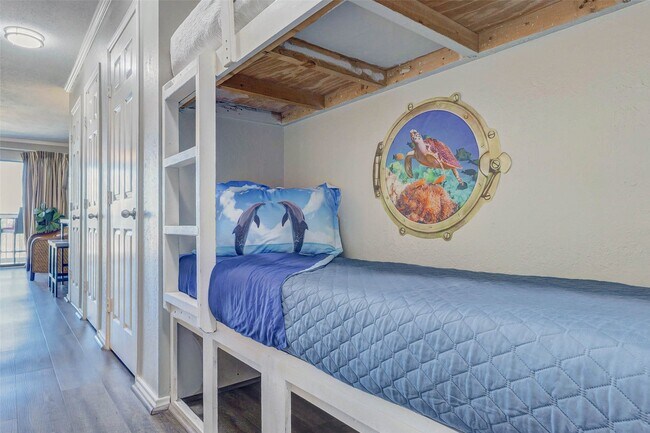 Building Photo - 6102 Seawall Blvd